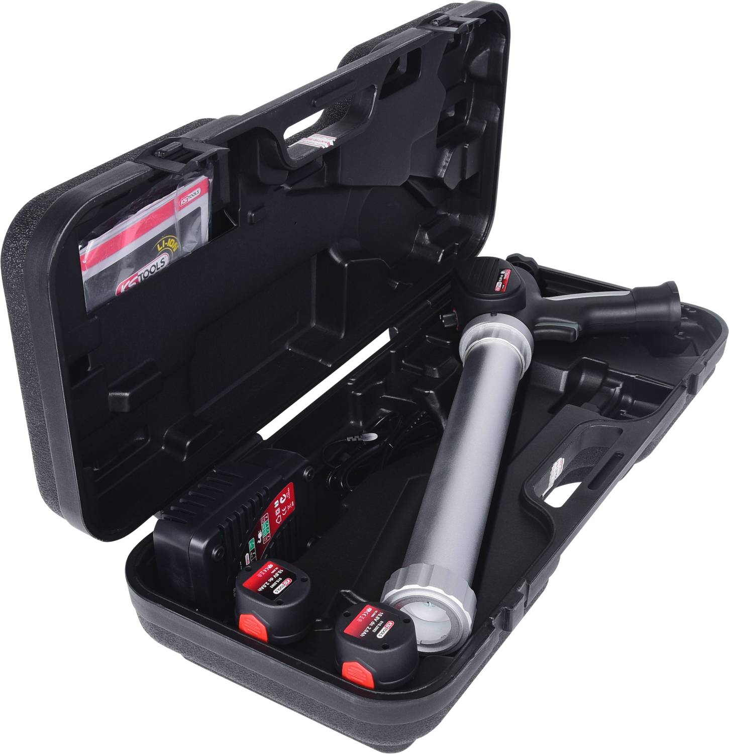 Otwarty kufer z narzędziami zawierający czarną pompkę powietrzną, ładowarkę i dwa akumulatory. Zorganizowane przechowywanie akcesoriów do pielęgnacji roweru.