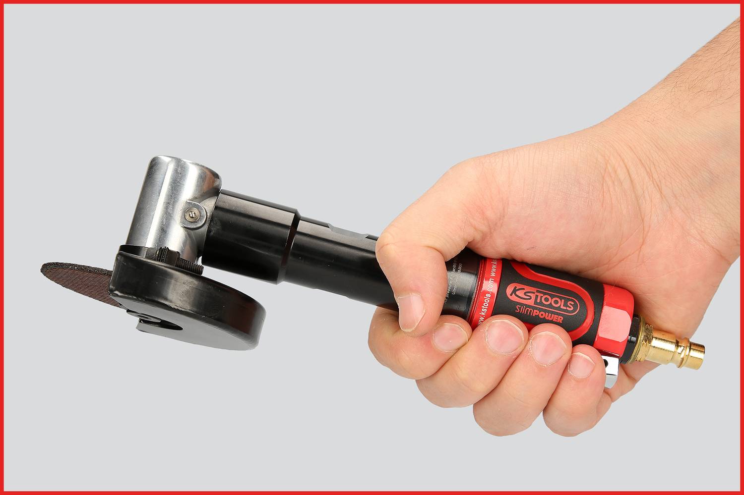 Dłoń trzyma czerwone, pneumatyczne narzędzie szlifierskie z czarną tarczą, odpowiednie do precyzyjnych prac szlifierskich i tnących.