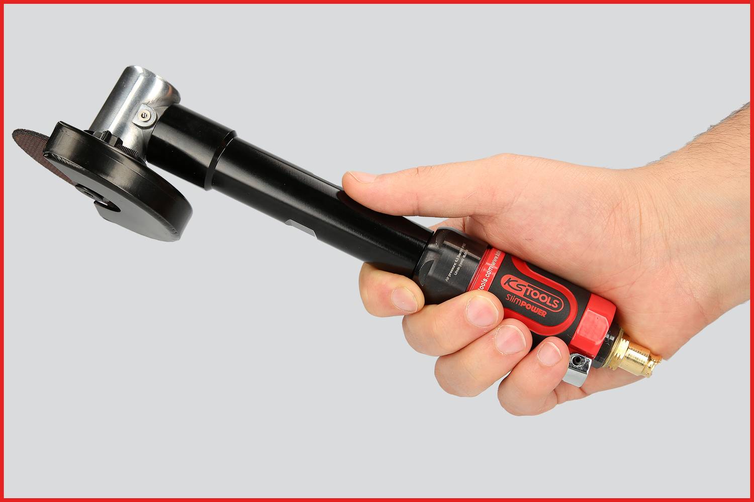 Dłoń trzyma potężne elektronarzędzie z małą tarczą szlifierską, odpowiednie do precyzyjnych prac szlifierskich.