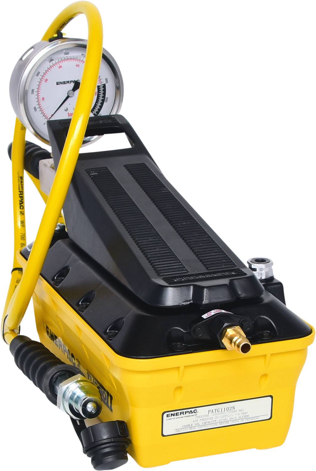 Pompa hydrauliczna z manometrem i żółtą obudową ochronną, używana do pomiaru ciśnienia i sterowania płynami w zastosowaniach technicznych.