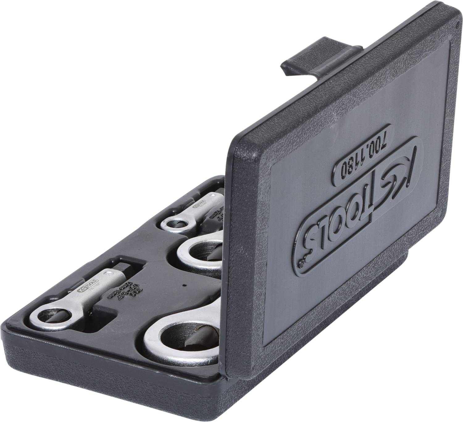 Otwarty czarny kufer narzędziowy z wieloma kluczami nasadowymi różnych rozmiarów, ułożonymi w sposób schludny.