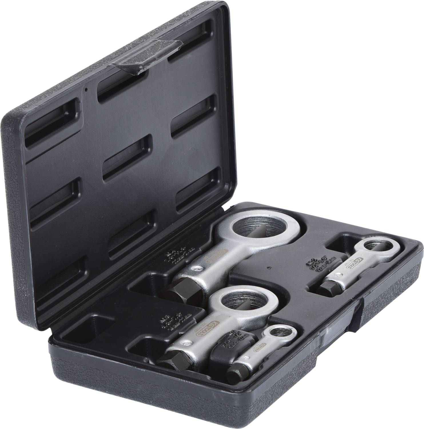 Otwarty czarny kufer narzędziowy z czterema błyszczącymi kluczami płaskimi o różnych rozmiarach.