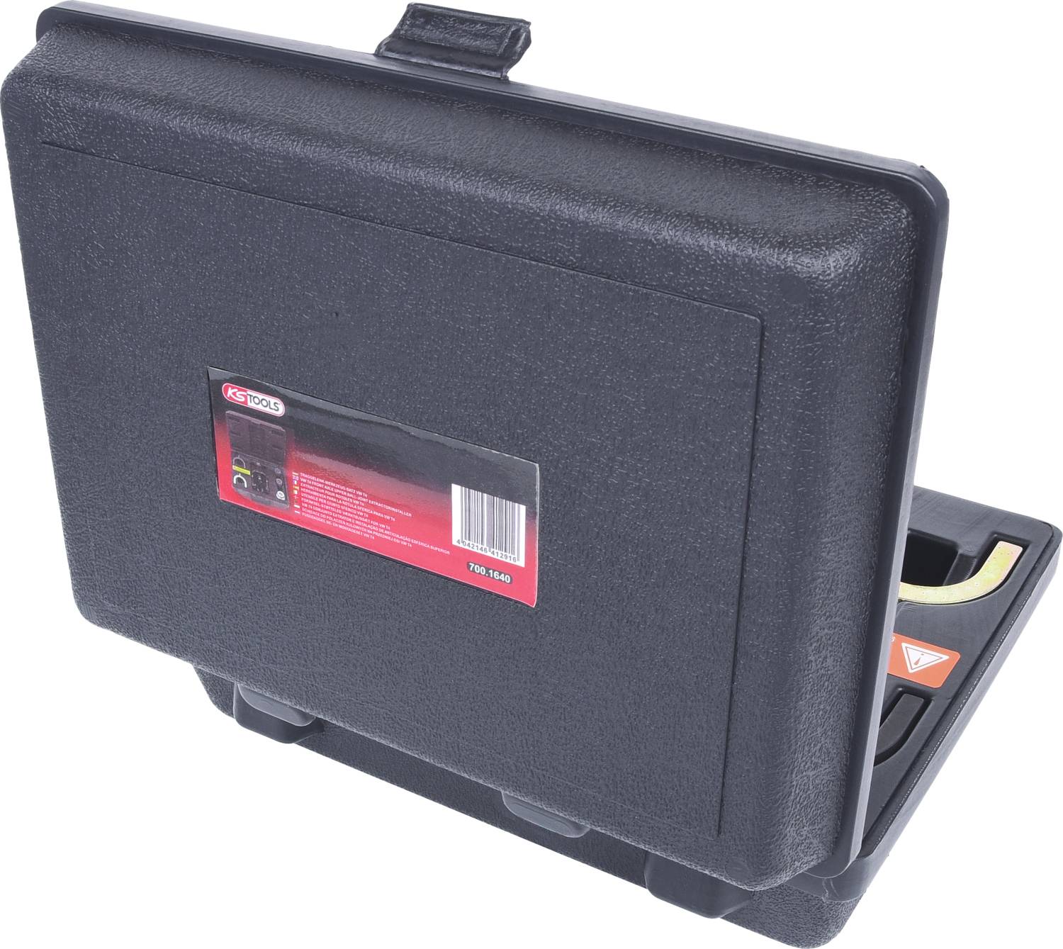 Czarny kufer na narzędzia z czerwoną etykietą. Kufer jest zamknięty i stoi lekko uchylony, prezentując swoją solidną budowę.