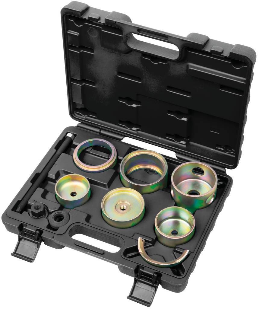 Czarny kufer na narzędzia z różnymi metalowymi elementami do prac mechanicznych, starannie ułożonymi w przegródkach.