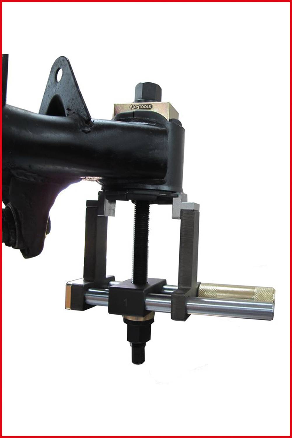 Ściągacz jest używany do usunięcia części z pojazdu. Narzędzie jest przymocowane do czarnej metalowej części.