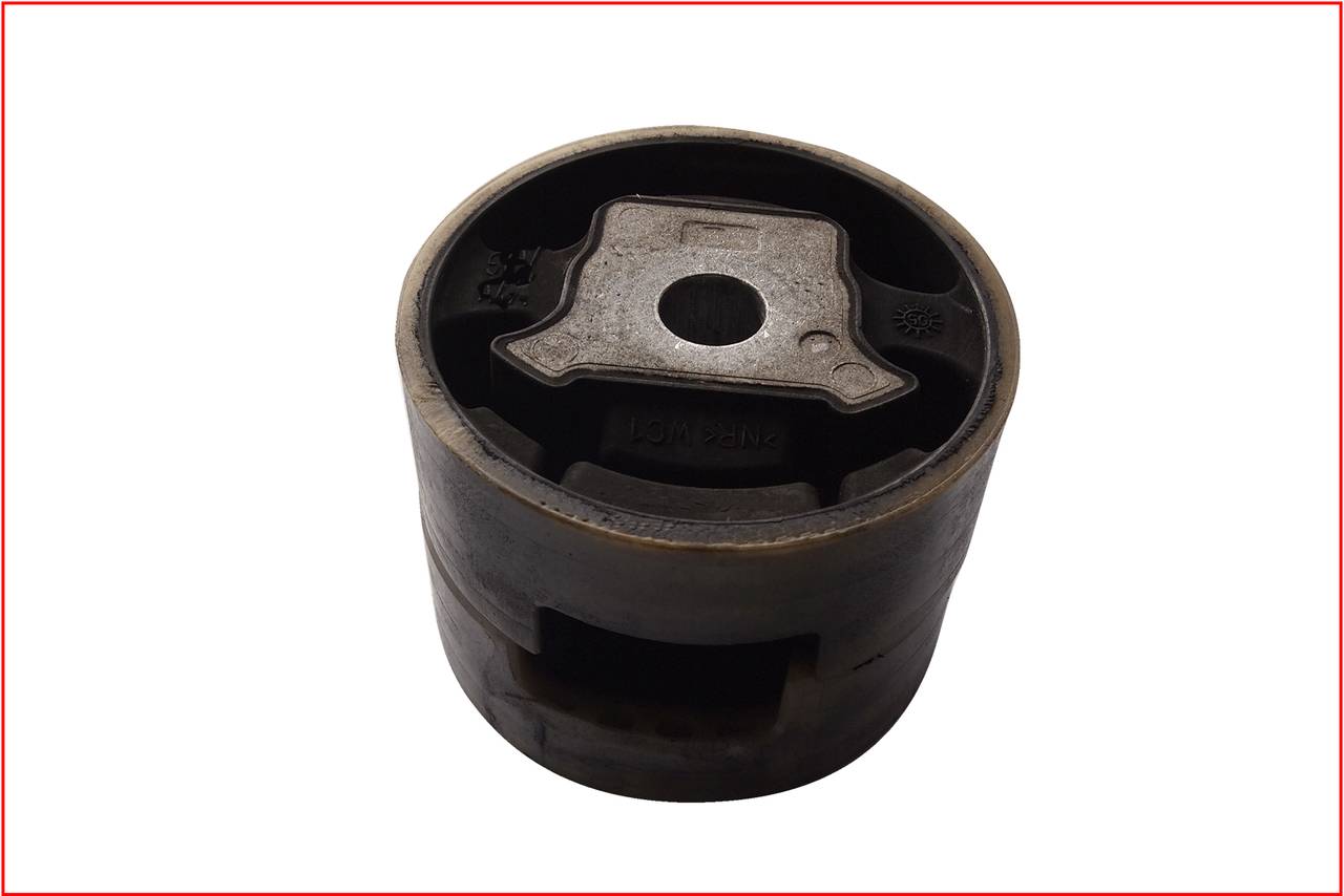 Cylindryczny element metalowy z otworem pośrodku. Wygląda na część maszyny lub element mechaniczny.