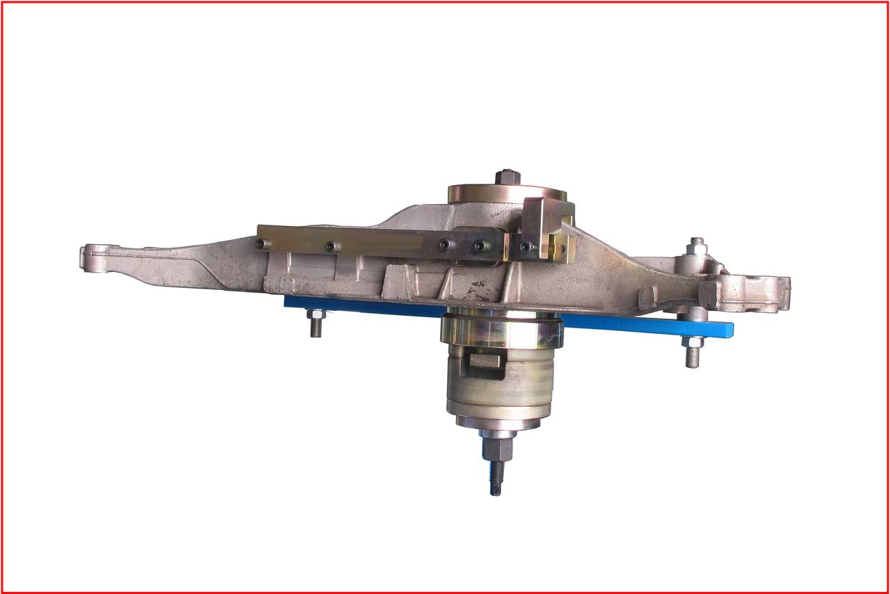 Agregat turbinowy na białym tle, który mógłby być częścią systemu technicznego lub przemysłowego.