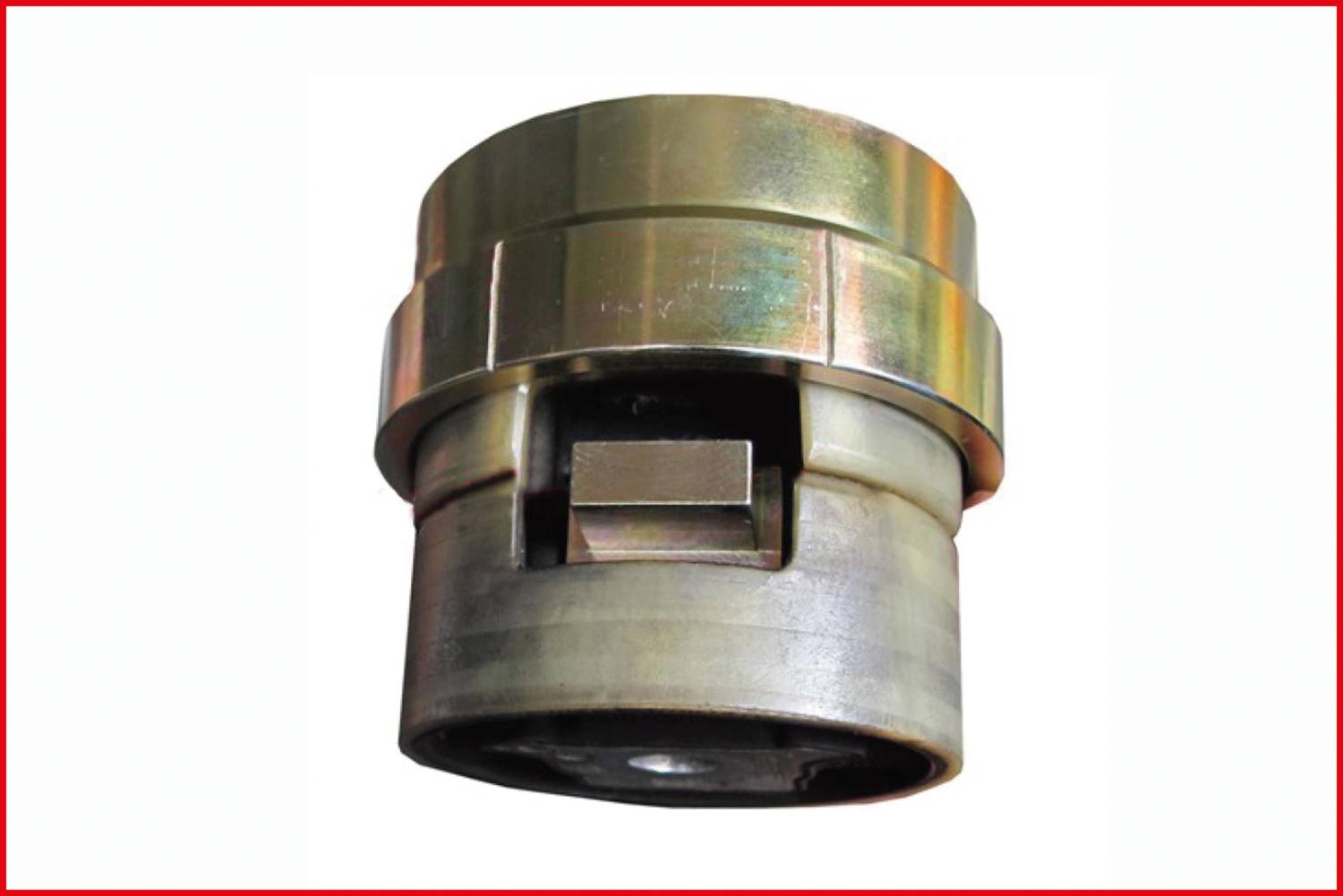 Metalowy adapter o kształcie cylindrycznym z prostokątnym złączem w środku, na białym tle.