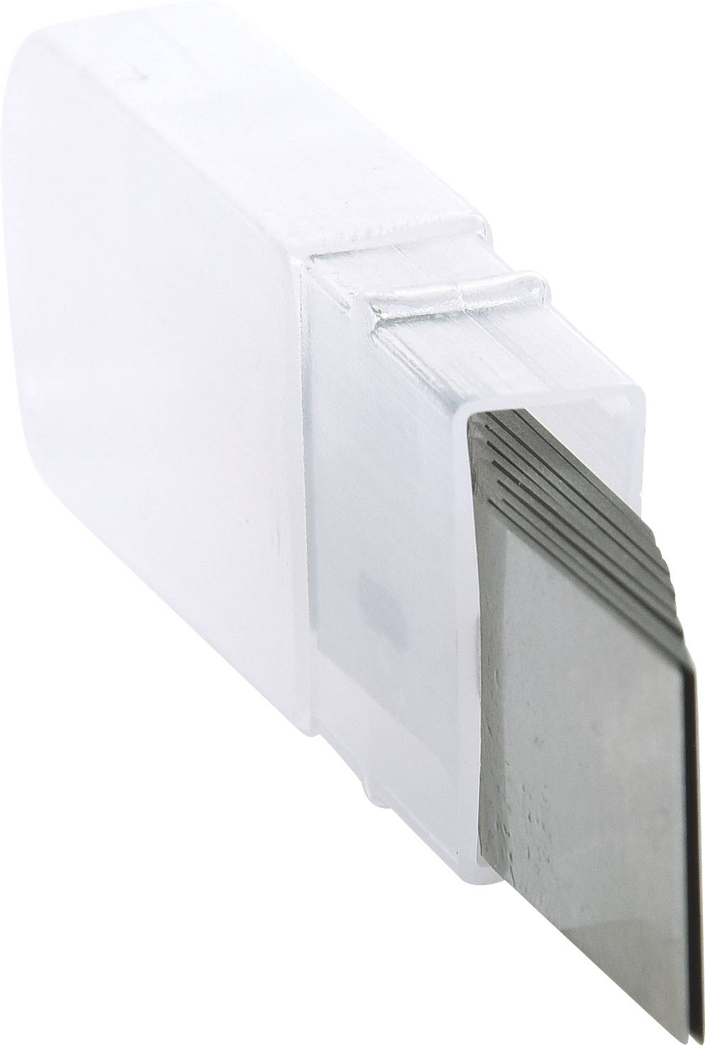 Kilka prostokątnych metalowych ostrzy ułożonych w przezroczystym plastikowym pojemniku. Ostrza są równomiernieułożone w stos.