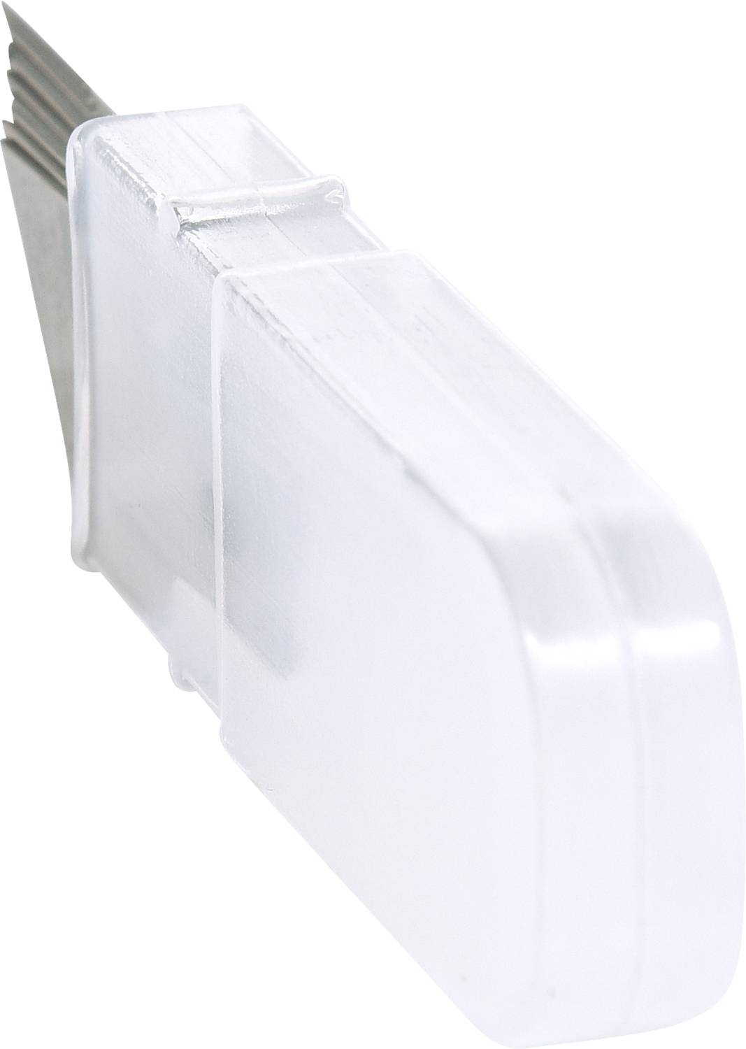 Zestaw chirurgicznych ostrzy, prostokątne opakowanie plastikowe zawierające kilka srebrnych ostrzy, częściowo widocznych.