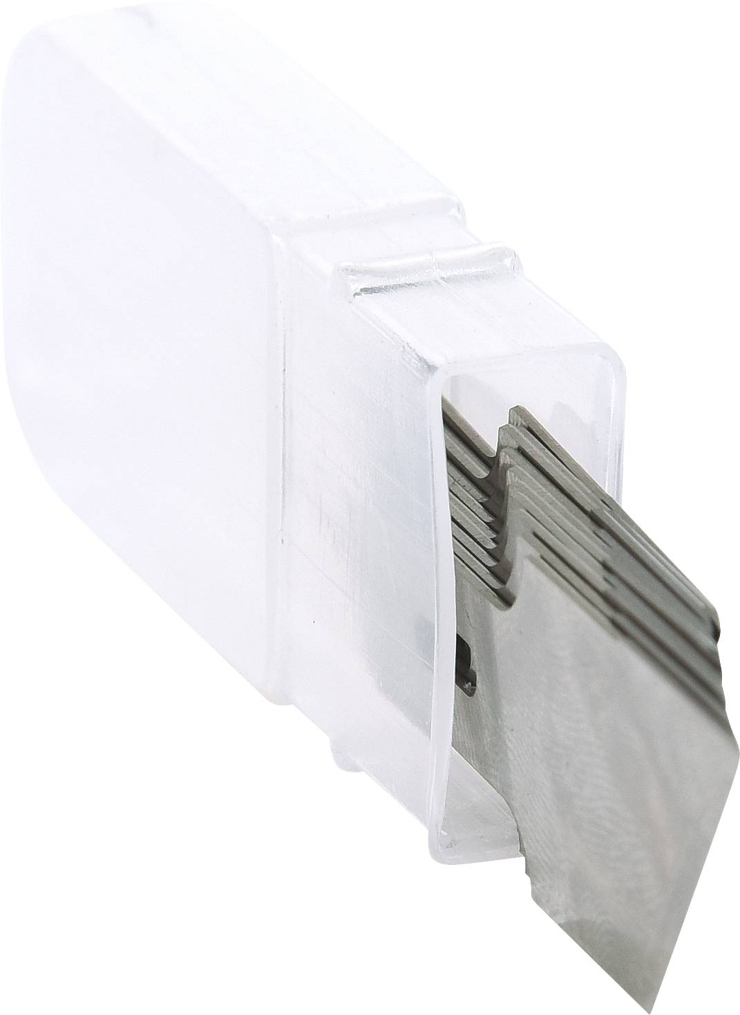 Pudełko z wieloma metalowymi ostrzami wymiennymi, ułożonymi starannie w stosie, częściowo widocznymi.