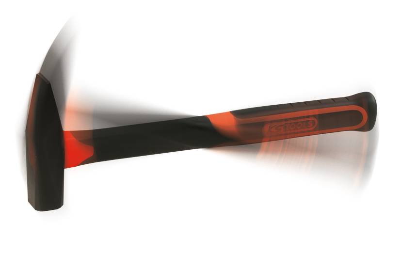 Czarny młot z czerwonym uchwytem przedstawiony w ruchu, aby zobrazować zamach i siłę uderzenia.