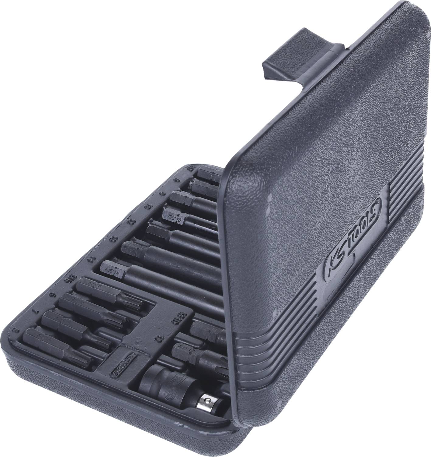 Czarny kufer na narzędzia z różnymi nasadkami i przedłużkami, ułożonymi w przegródkach. Napis 'KS Tools'.