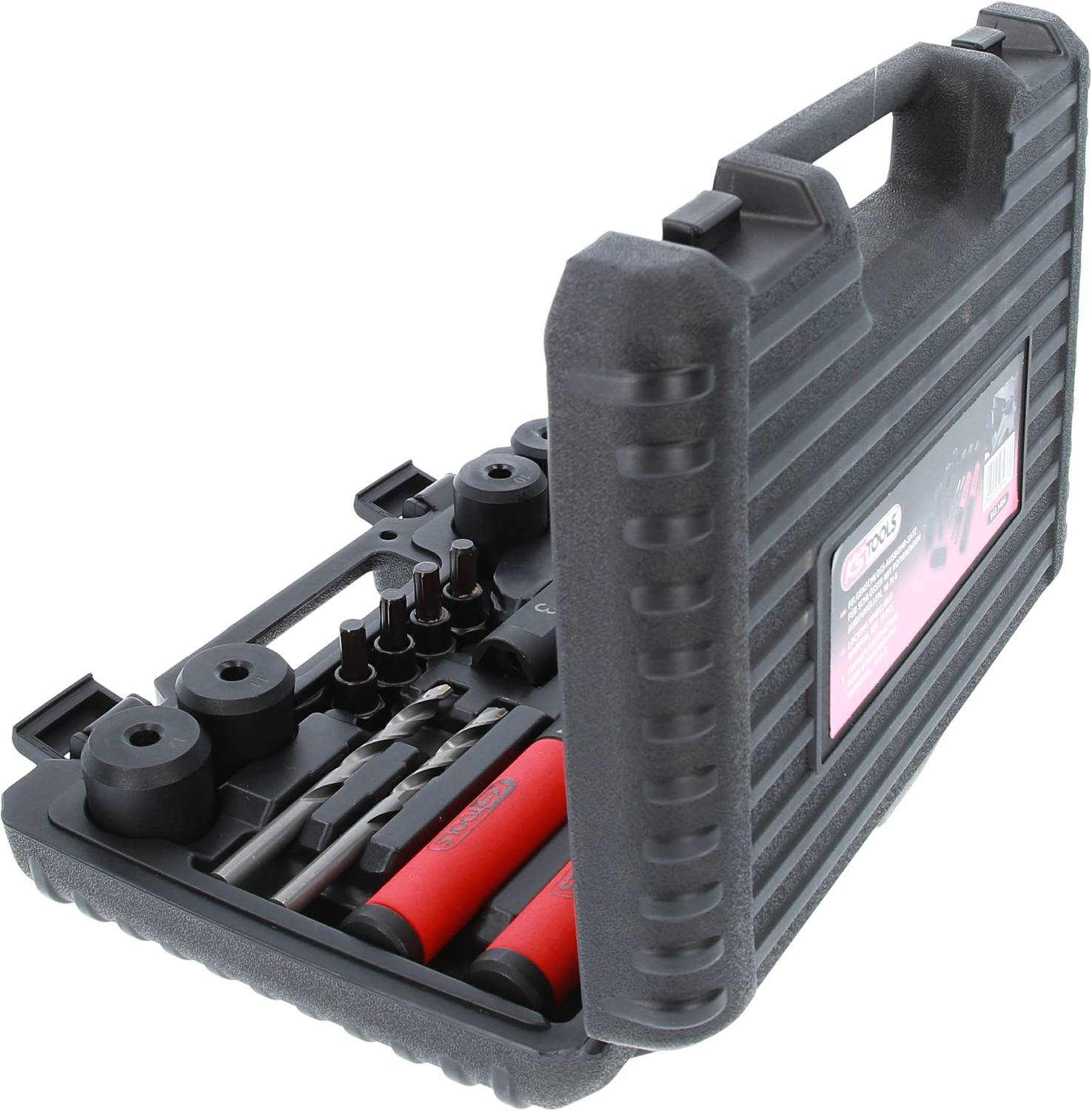 Otwarty kufer narzędziowy z wiertłami i śrubokrętami, ułożonymi w specjalnych przegródkach. Kufer jest czarny z czerwonym uchwytem.