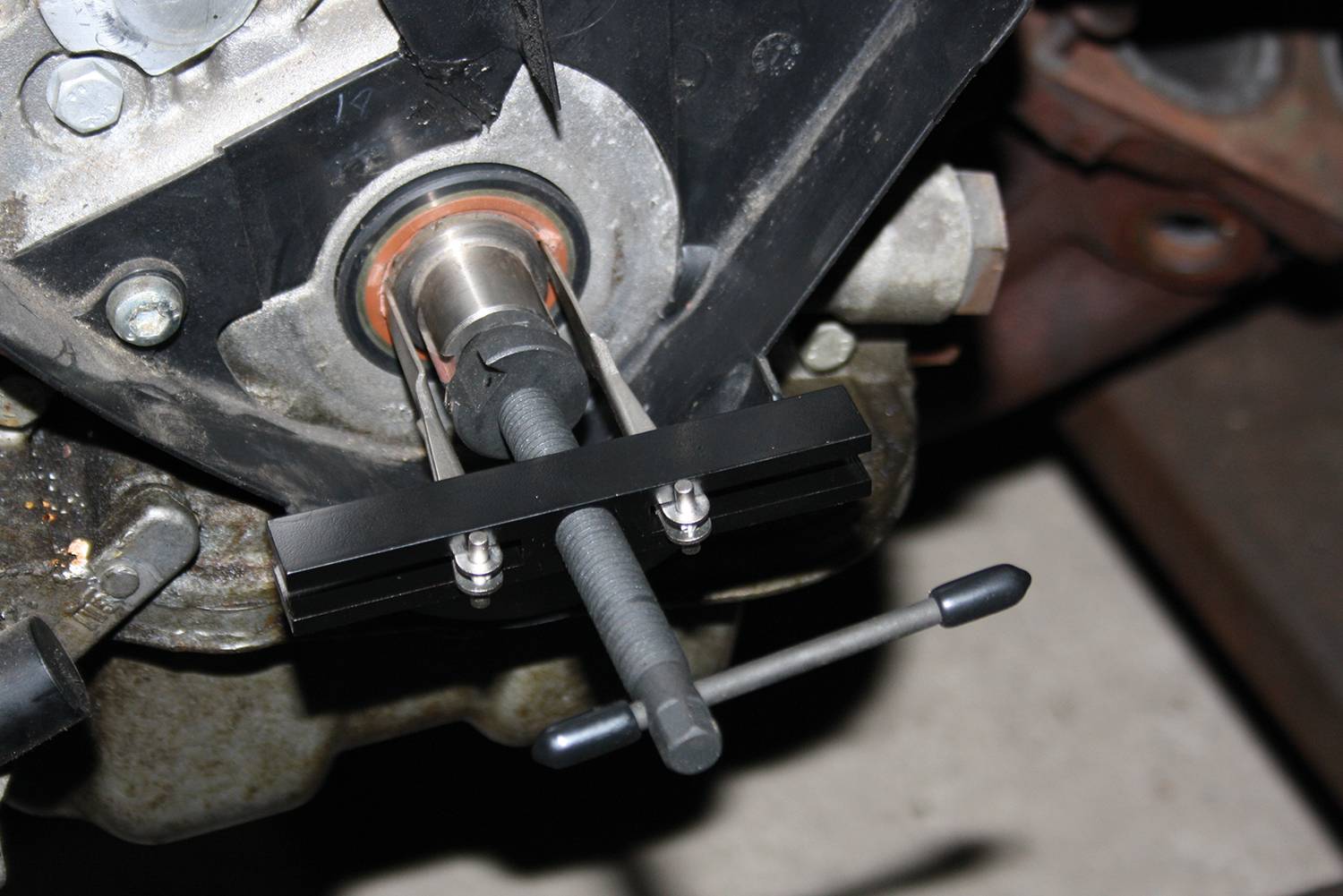 Ściągacz służy do usuwania elementów z wału silnika. Narzędzie jest zamocowane na silniku.