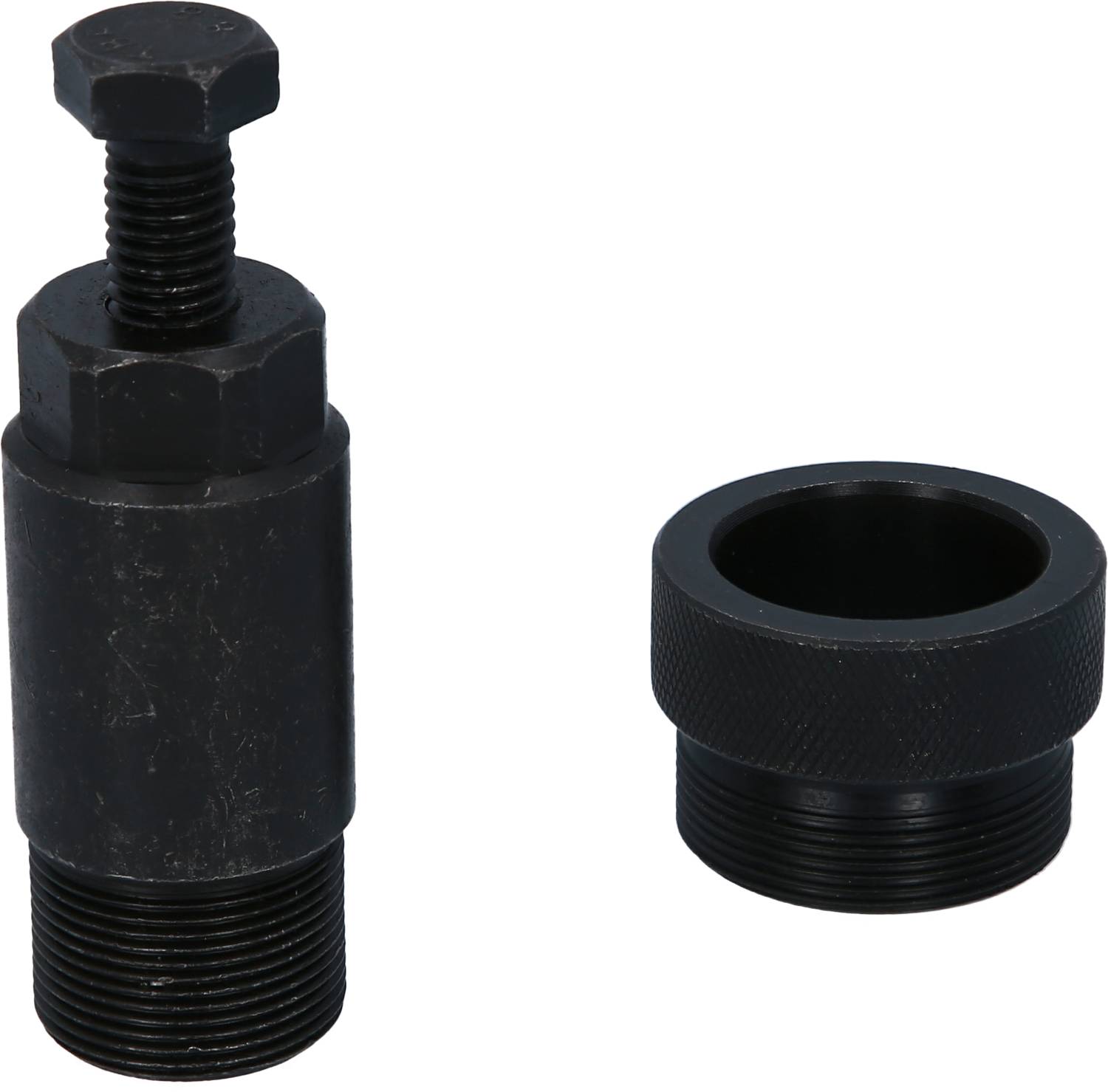 Dwa metalowe elementy: po lewej stronie śruba z łbem sześciokątnym, po prawej stronie nakrętka gwintowana. Wydają się być częściami jakiegoś narzędzia lub maszyny.