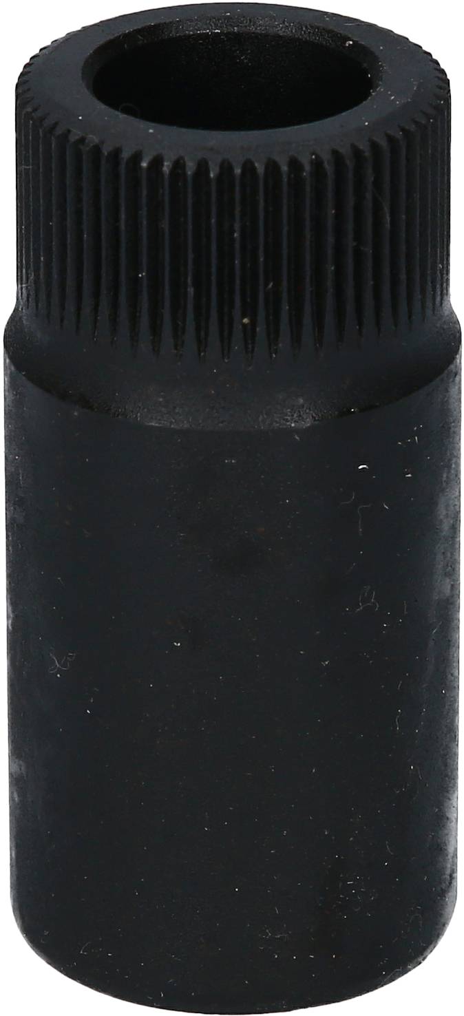 Czarna cylindryczna metalowa tuleja z rowkowaną górną częścią, prawdopodobnie element wyposażenia narzędziowego lub zastosowania maszynowego.
