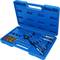 Niebieski kufer zawiera szczotki czyszczące i narzędzia, ułożone w przegródkach. Służy do pielęgnacji i konserwacji urządzeń.