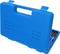 Niebieski plastikowy kufer z uchwytem, częściowo otwarty, prezentuje wewnątrz pędzle o różnych rozmiarach i kształtach.
