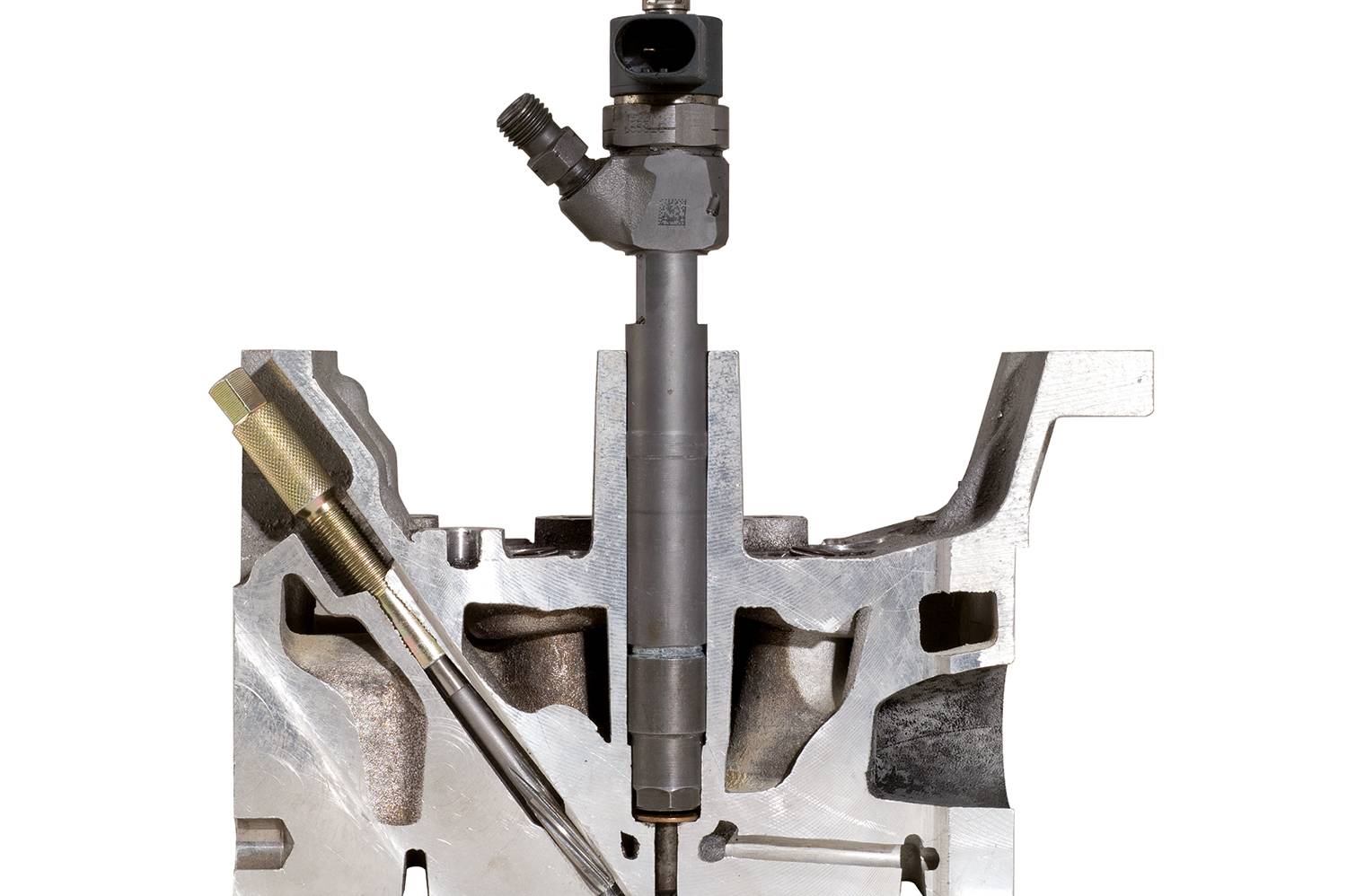 Przekrój bloku silnika z widoczną dyszą wtryskową i czujnikami. Ukazuje wewnętrzne komponenty służące do analizy funkcjonowania silnika.