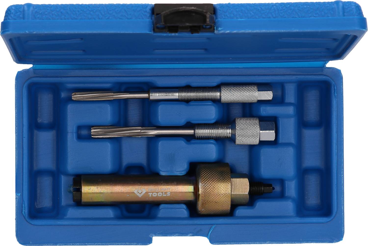 Niebieski zestaw narzędziowy z różnymi wiertłami metalowymi i końcówkami, bezpiecznie przechowywany w ukształtowanym pudełku z tworzywa sztucznego.