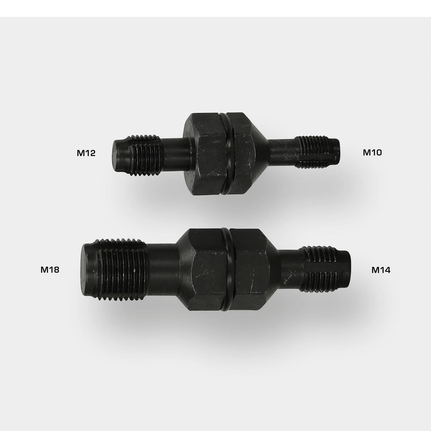 Dwie śruby adaptacyjne, górna z gwintem M12 na M10, dolna z gwintem M18 na M14, przedstawione na białym tle.