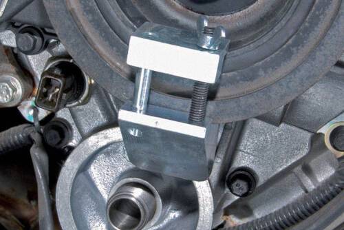 Specjalne narzędzie zostaje zamocowane na części samochodu, aby ją zabezpieczyć lub zdemontować podczas czynności serwisowych.