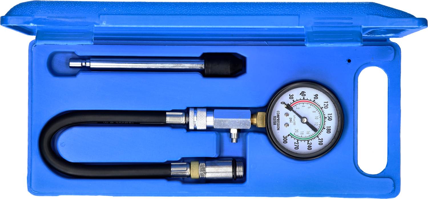 Niebieski kufer z miernikiem kompresji; pokazuje manometr i wąż do pomiaru ciśnienia w cylindrach silnika.
