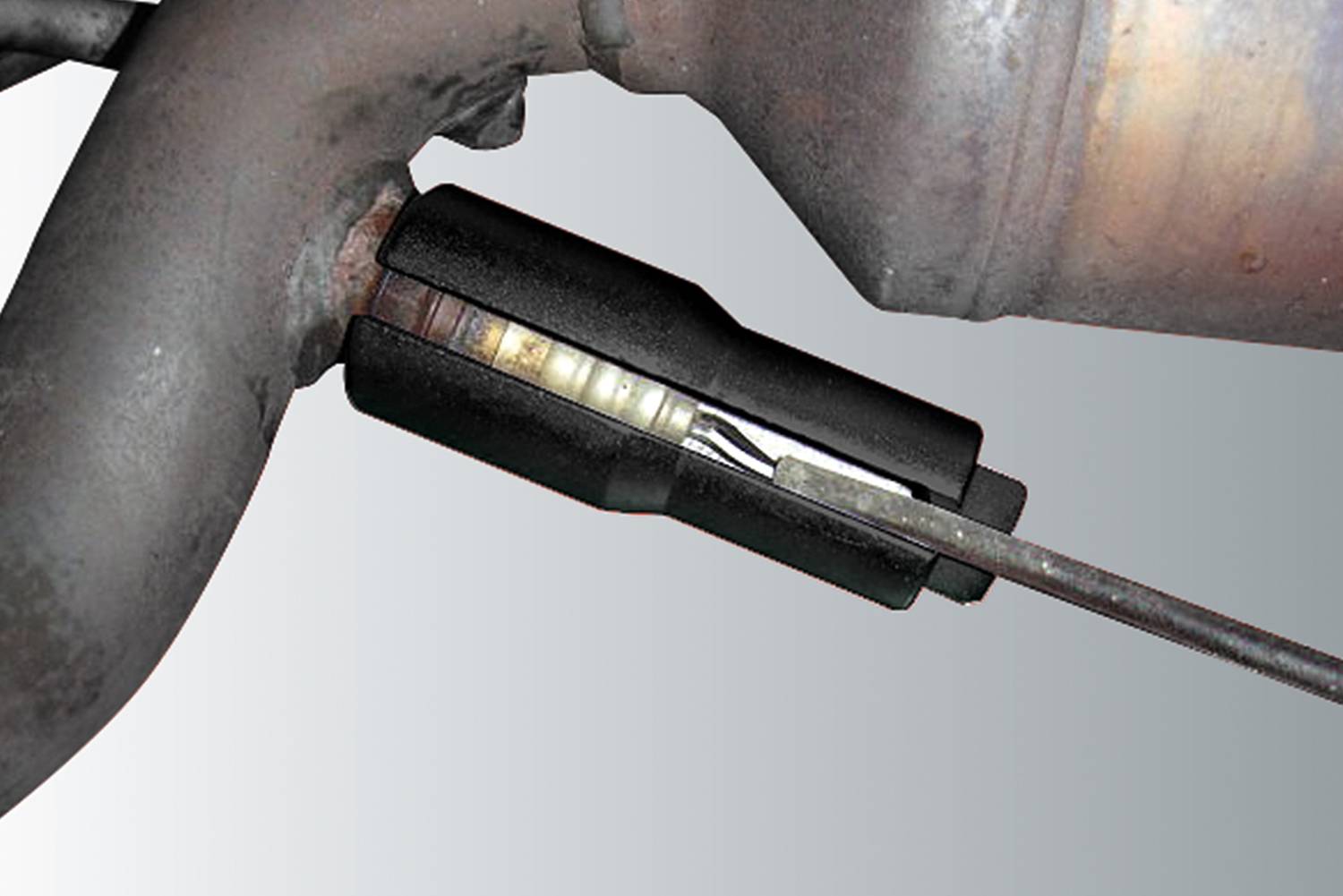 Sonda jest zamontowana w rurze wydechowej pojazdu w celu pomiaru wartości emisji spalin.