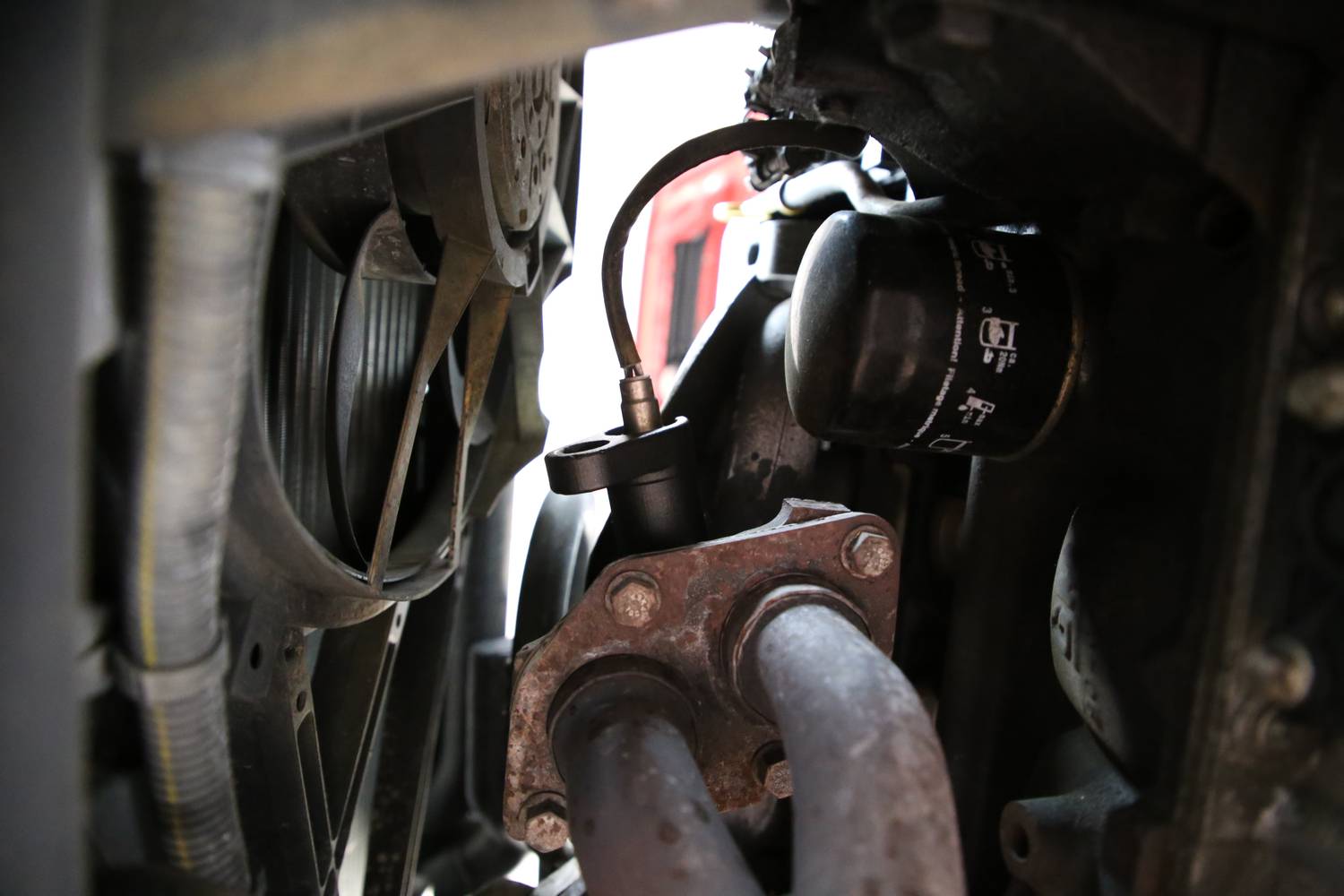 W komorze silnika widać miskę olejową z filtrem. Po lewej stronie znajdują się przewody i wentylator chłodzące silnik.