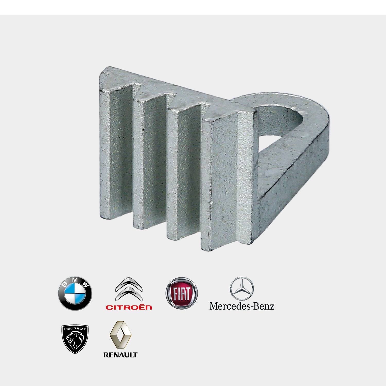 Srebrny obiekt metalowy w kształcie stylizowanej litery 'M' umieszczony nad logo BMW, Citroën, Fiat, Mercedes-Benz, Renault i Peugeot.