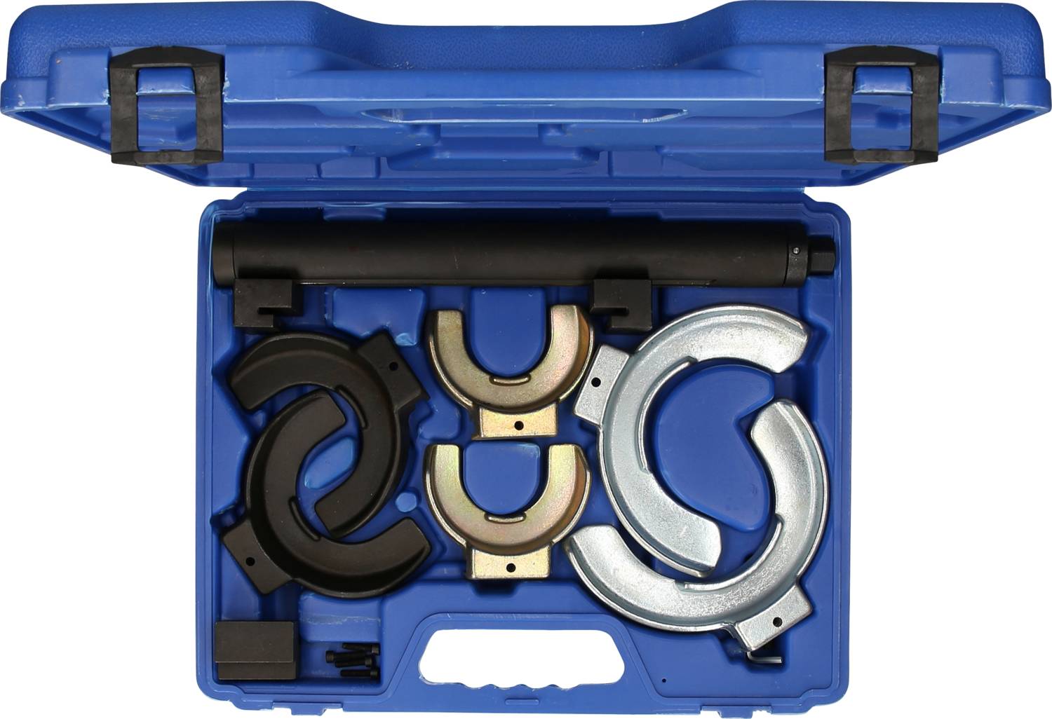 Niebieski kufer z metalowymi narzędziami samochodowymi, w tym zaciskami i śrubami, ułożonymi w ukształtowanych przegródkach.