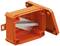Pomarańczowa skrzynka przyłączeniowa ze zdjętą pokrywą, ukazująca wewnętrzne śruby mocujące i metalowe wsporniki. Odpowiednia do instalacji elektrycznych.