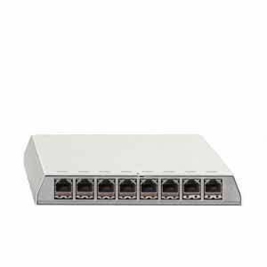 Biały switch sieciowy z ośmioma portami Ethernet, przeznaczony do łączenia i zarządzania wieloma urządzeniami w sieci lokalnej.