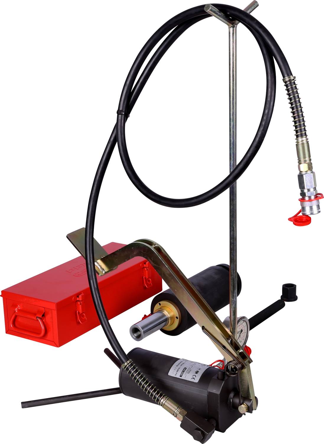 Pompa hydrauliczna z dźwignią, wężem i przyłączem, obok czerwona metalowa obudowa. Urządzenie do wytwarzania ciśnienia lub przemieszczania cieczy.