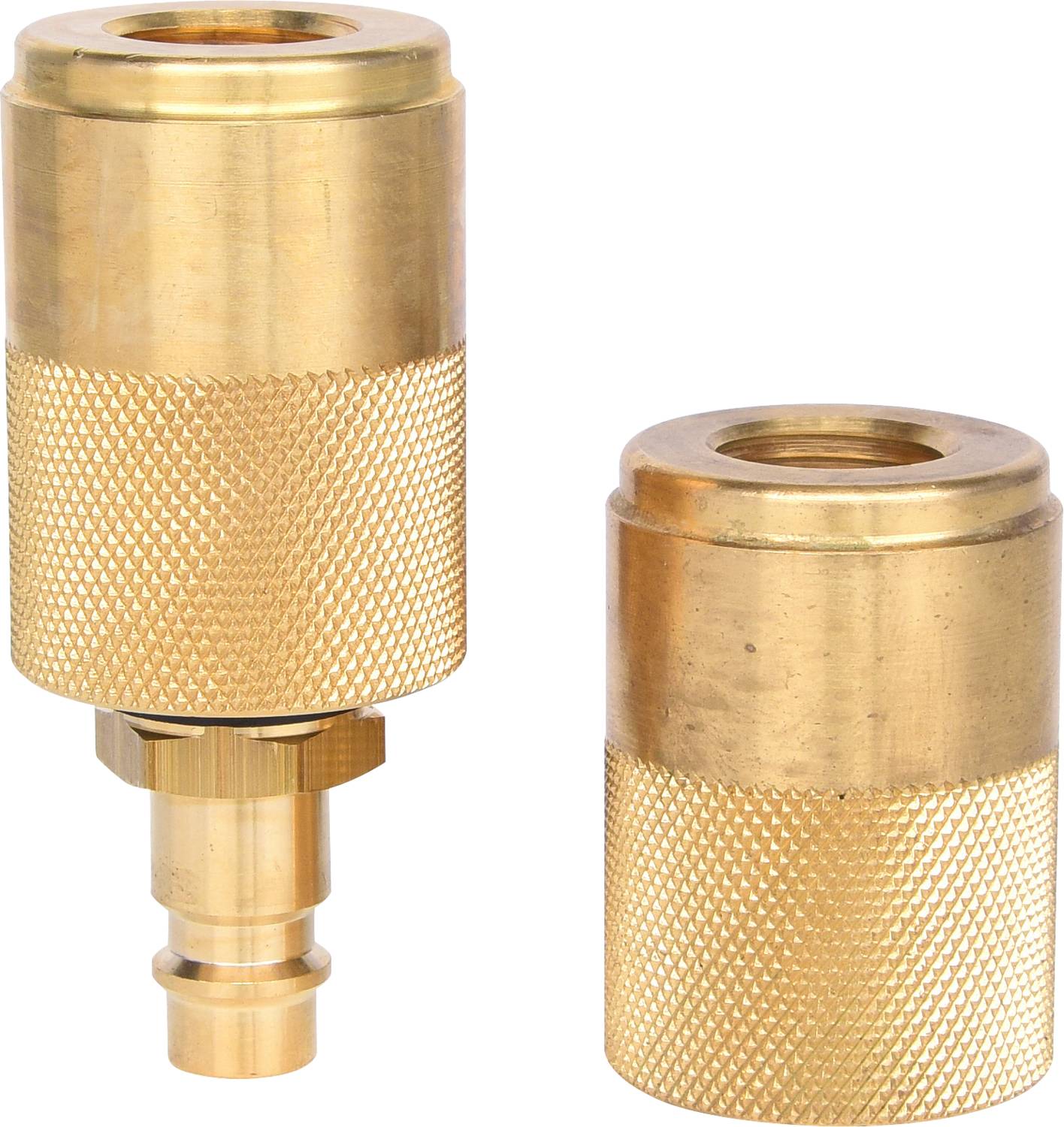 Dwie mosiężne szybkozłączki, jedna z gniazdem bagnetowym, a druga bez, stojące obok siebie na białym tle.