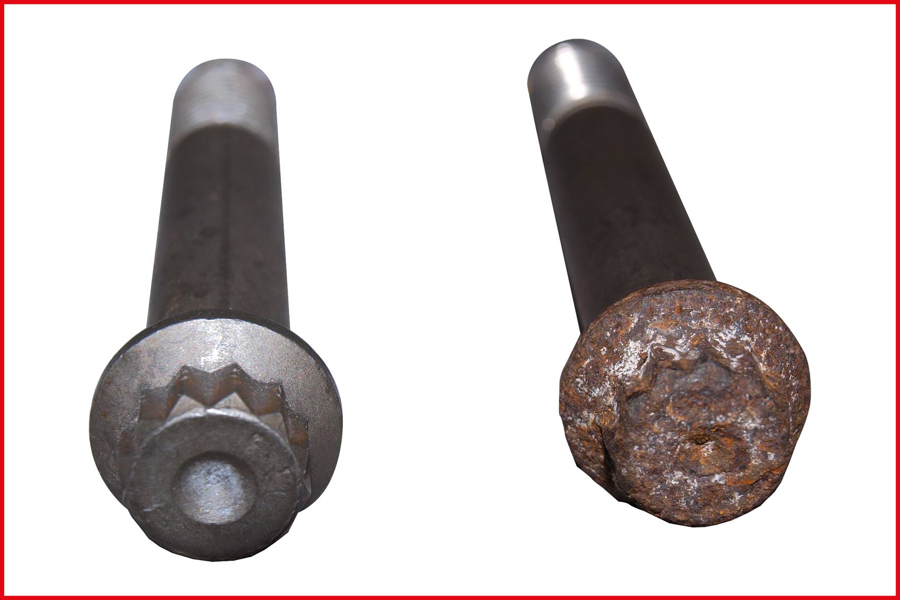 Para śrub, jedna nowa i błyszcząco srebrzysta, druga zardzewiała i zniszczona, ułożone obok siebie na białym tle.