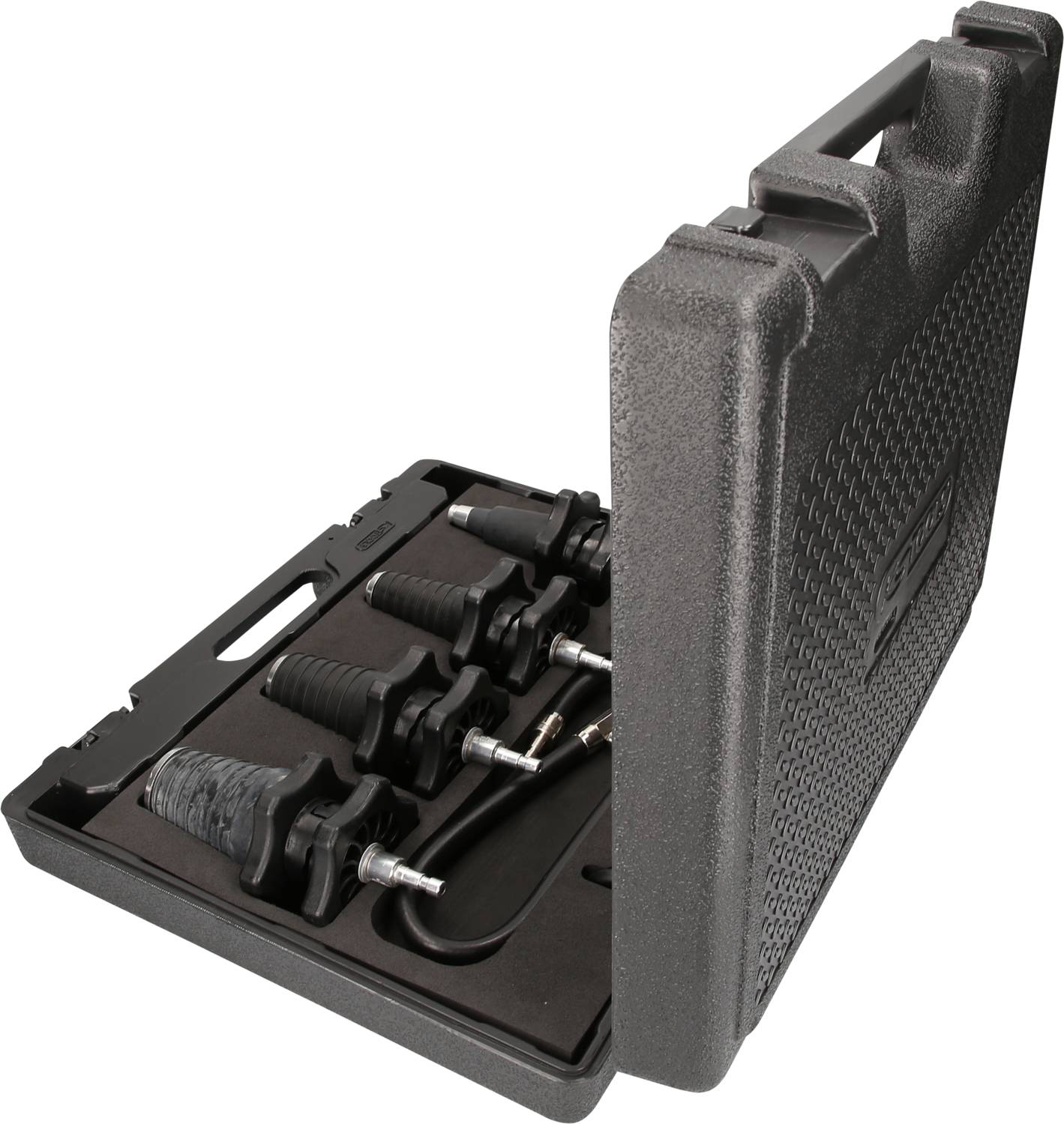 Otwarty czarny plastikowy kufer z różnymi narzędziami mechanicznymi, w tym kilkoma uchwytami i przedłużkami.