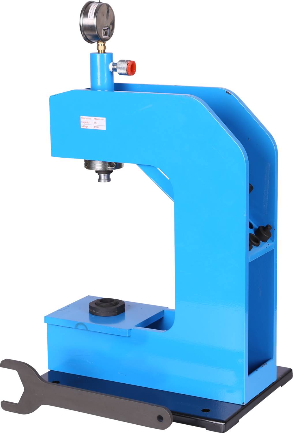 Niebieska hydrauliczna prasa z manometrem na górze, obok której leży duży klucz nastawny.