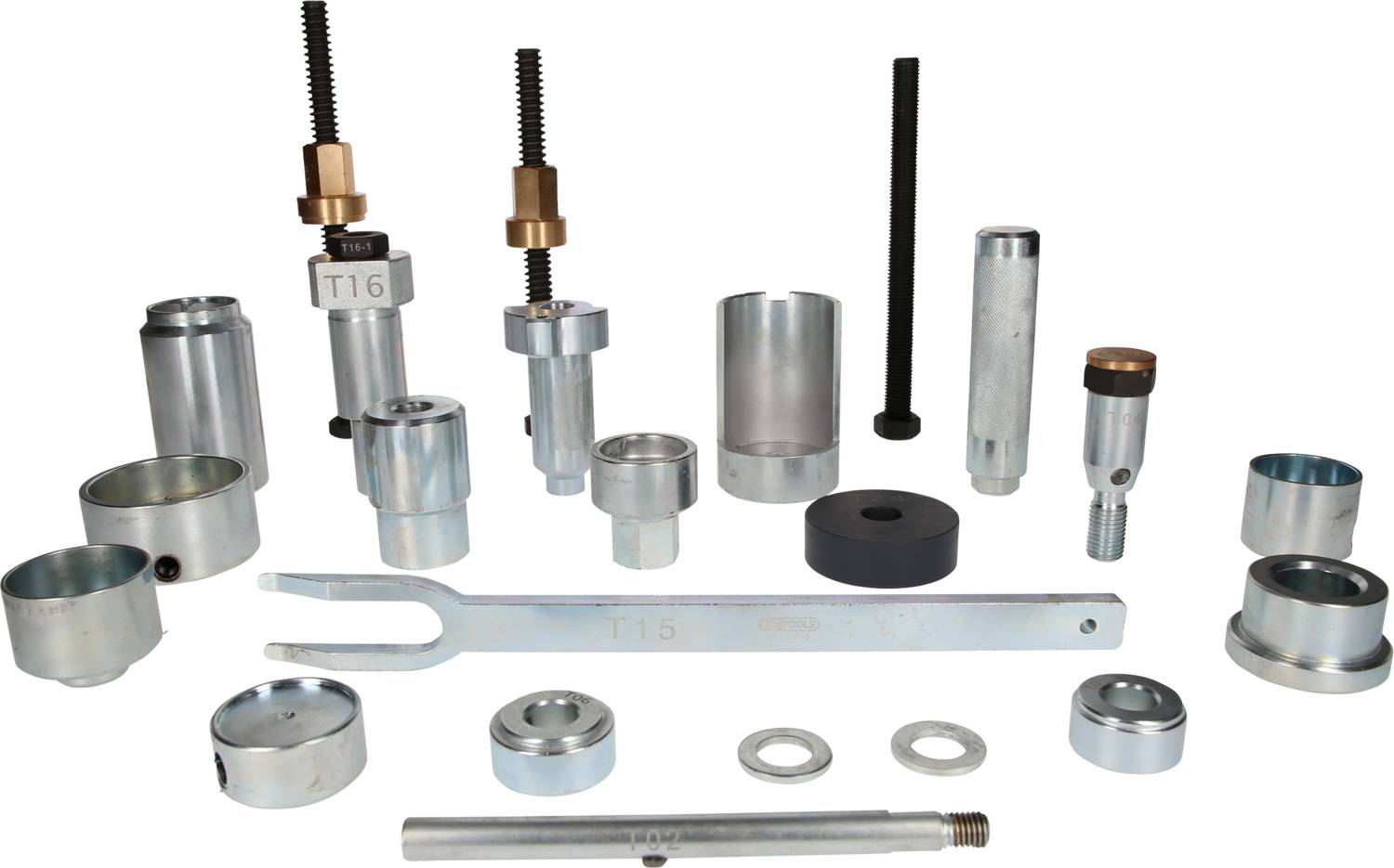 Różne metalowe narzędzia samochodowe i adaptery o różnych rozmiarach i kształtach, ułożone na białej powierzchni.