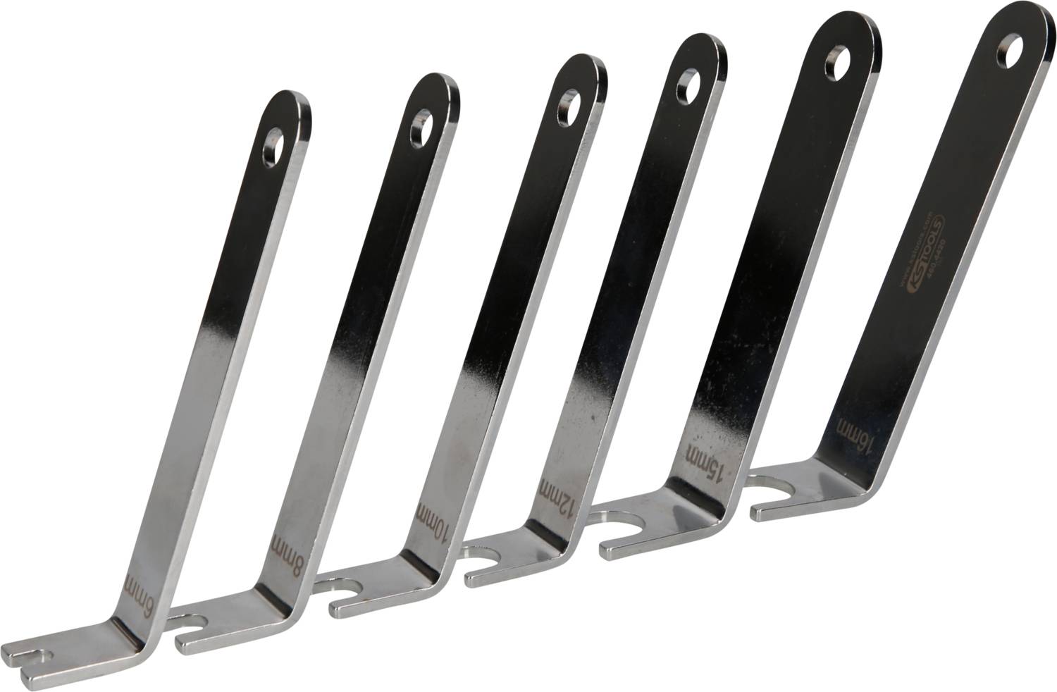 Sześć srebrnych metalowych haków z otworami na śruby, ułożonych w rzędzie.