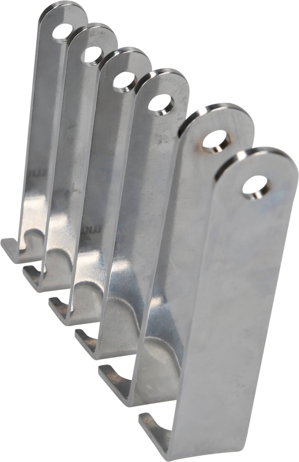 Sześć srebrnych metalowych haków, które są ustawione skośnie względem siebie, z okrągłymi otworami na jednym końcu.