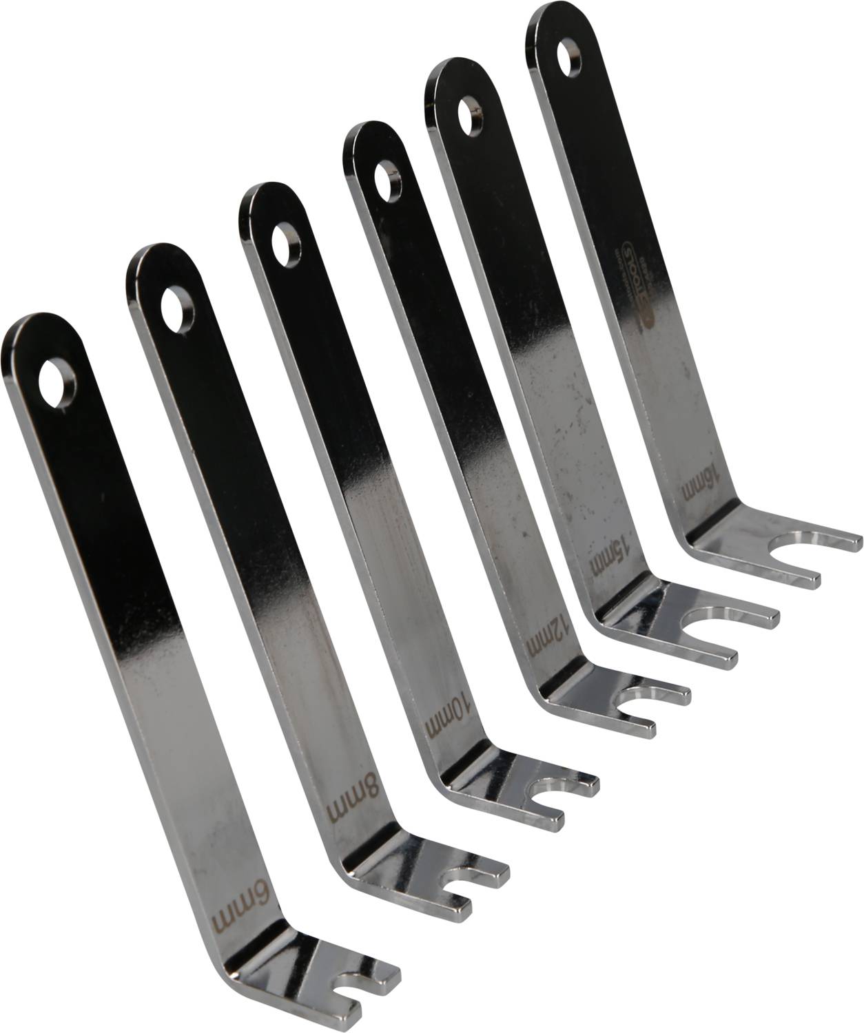 Sześć chromowanych narzędzi do szprych ułożonych równolegle. Każde narzędzie posiada dwa otwory do nakrętek szprych o różnych rozmiarach.