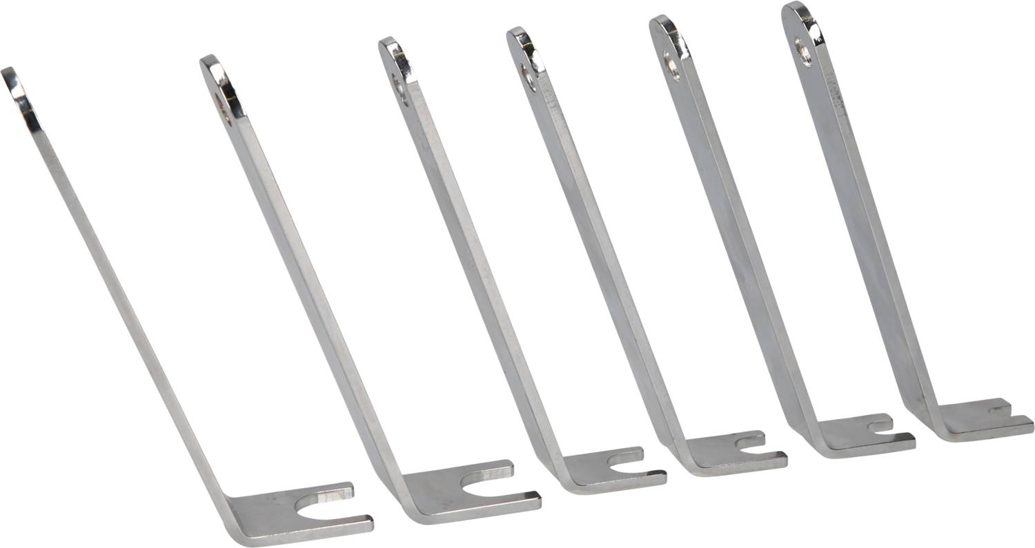 Pięć srebrnych, zakrzywionych uchwytów metalowych ułożonych obok siebie, przeznaczonych do mocowania lub podtrzymywania przedmiotów.