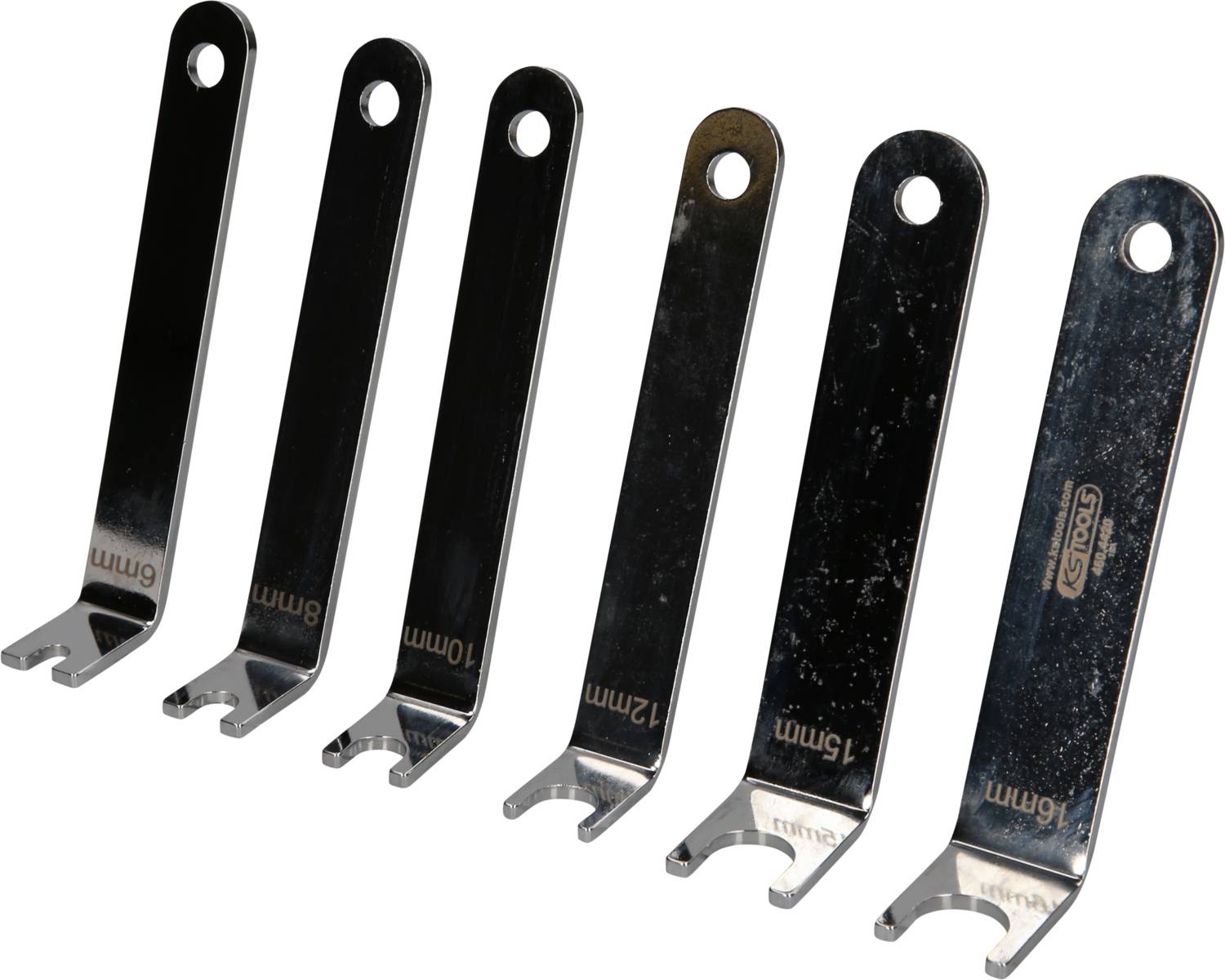 Sześć kluczy metrycznych o różnych rozmiarach (6-15 mm) stoi pionowo i równomiernie obok siebie na powierzchni.