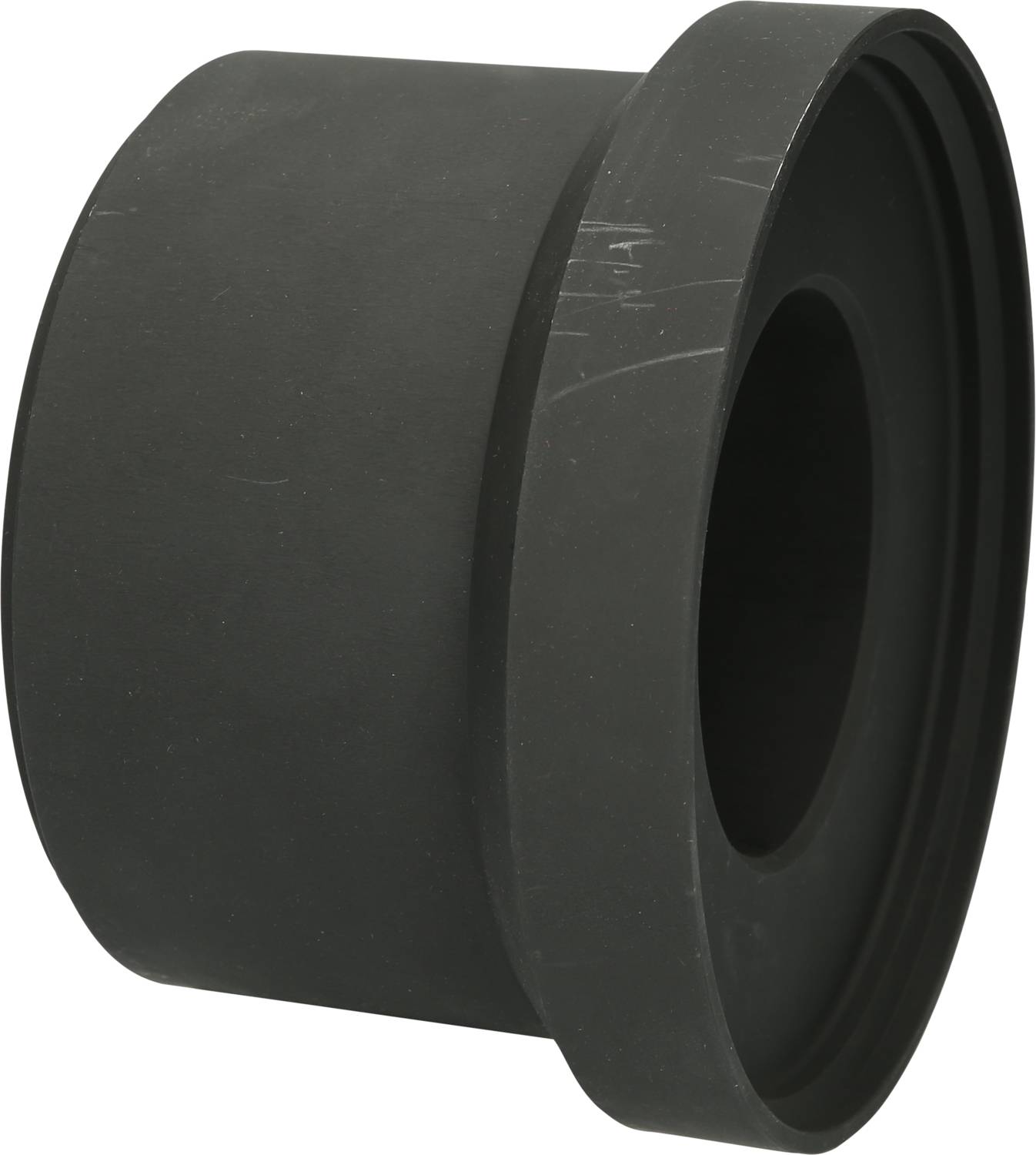 Czarny, cylindryczny element z tworzywa sztucznego z szeroką krawędzią i wąskim przejściem, prawdopodobnie adapter lub uszczelnienie.