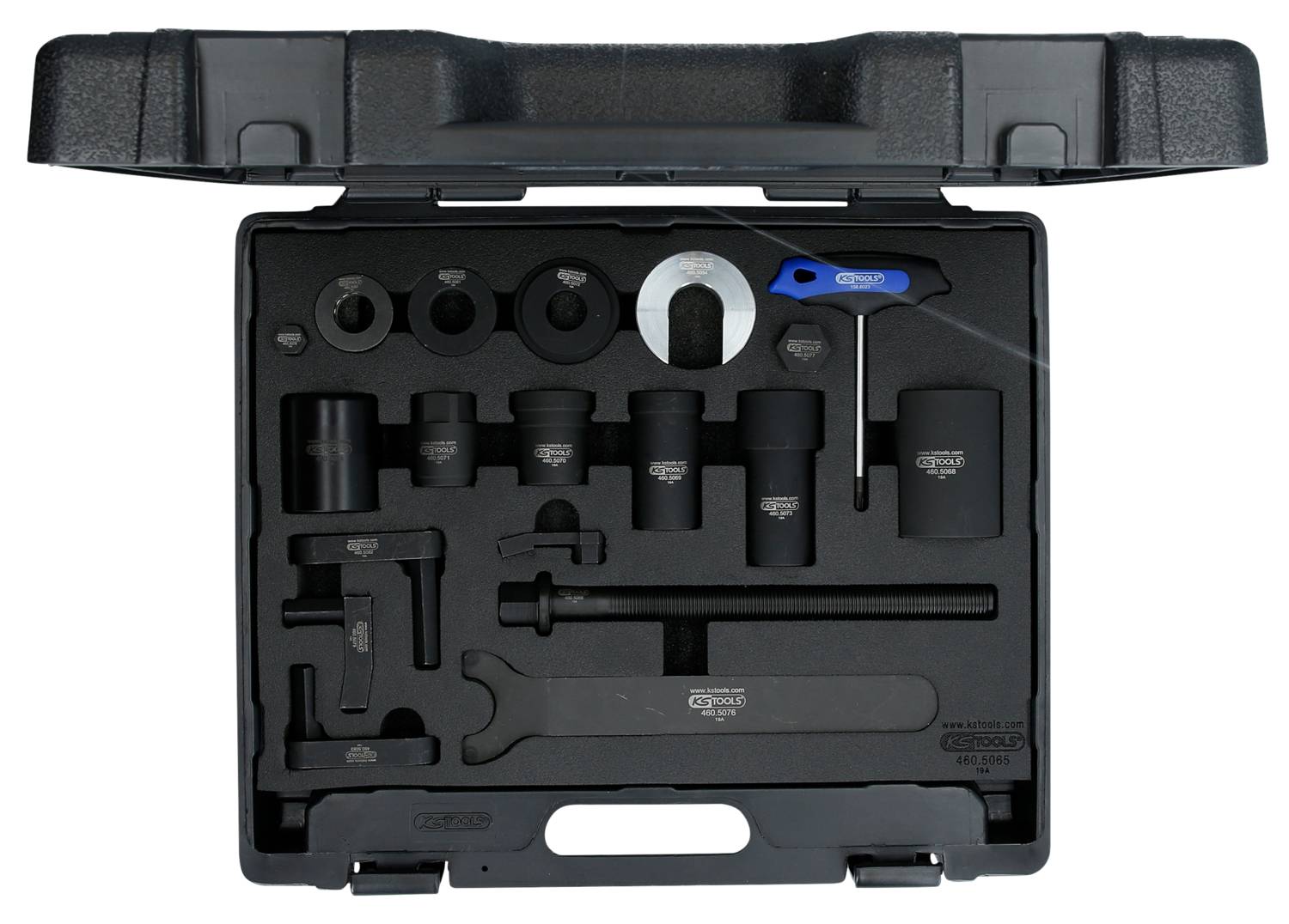 'Otwarty skrzynka narzędziowa z różnymi nasadkami i narzędziami, w tym kluczem płaskim i śrubokrętem.'