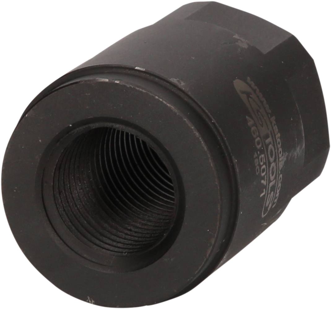 Czarny metalowy adapter z gwintem wewnętrznym, o cylindrycznym kształcie, leżący na jasnej powierzchni. Brak widocznych dodatkowych szczegółów.