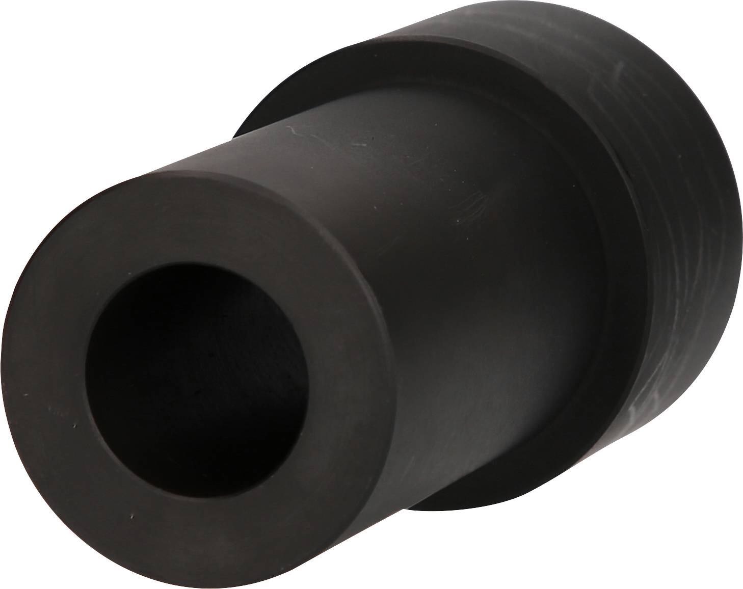 Czarny cylindryczny element gumowy, tuleja lub uszczelnienie, typowo stosowany do łączenia lub uszczelniania przewodów rurowych.