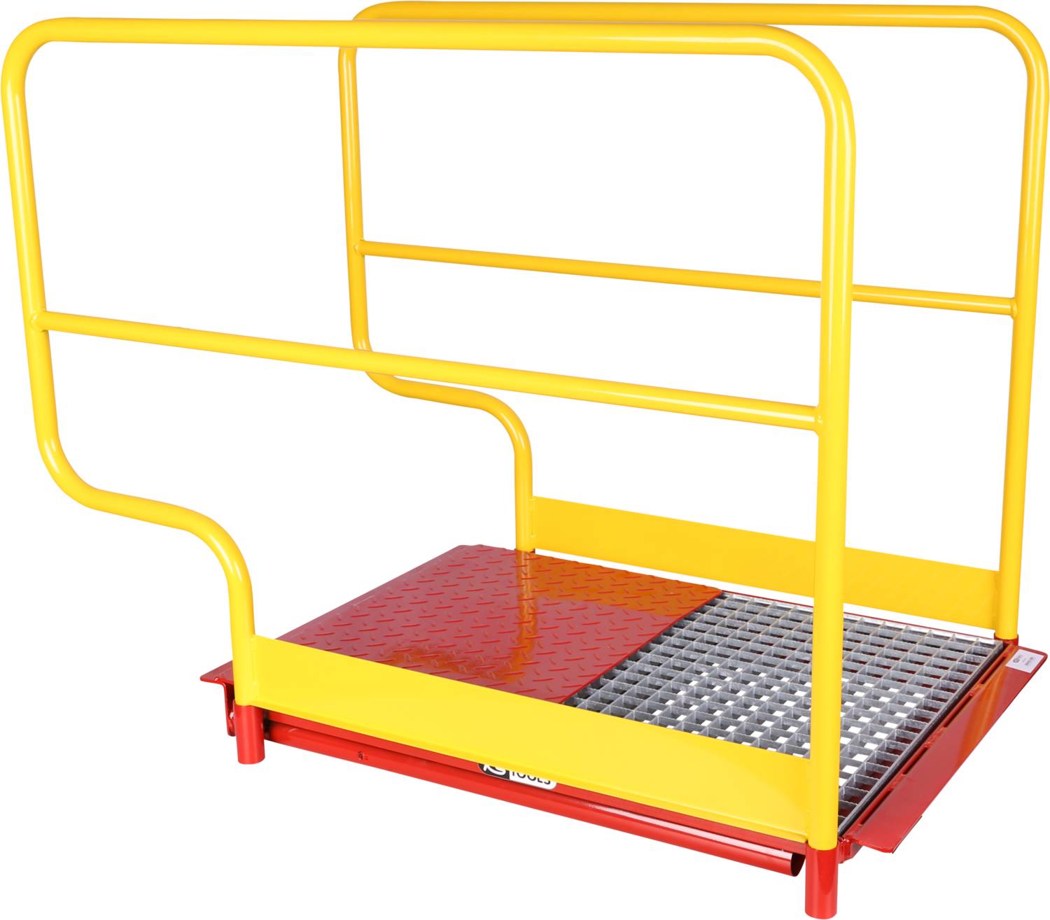 Żółta barierka bezpieczeństwa przy rampach załadowczych. Podłoga w kolorze czerwonym i srebrnym, wykonana z kraty metalowej i blachy ryflowanej. Wysoka, zapewniająca dodatkowe bezpieczeństwo podczas pracy.